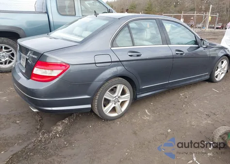 2011 Mercedes-Benz C 300 Sport 4Matic z USA, uszkodzony, nr VIN WDDGF8BB8BR144670